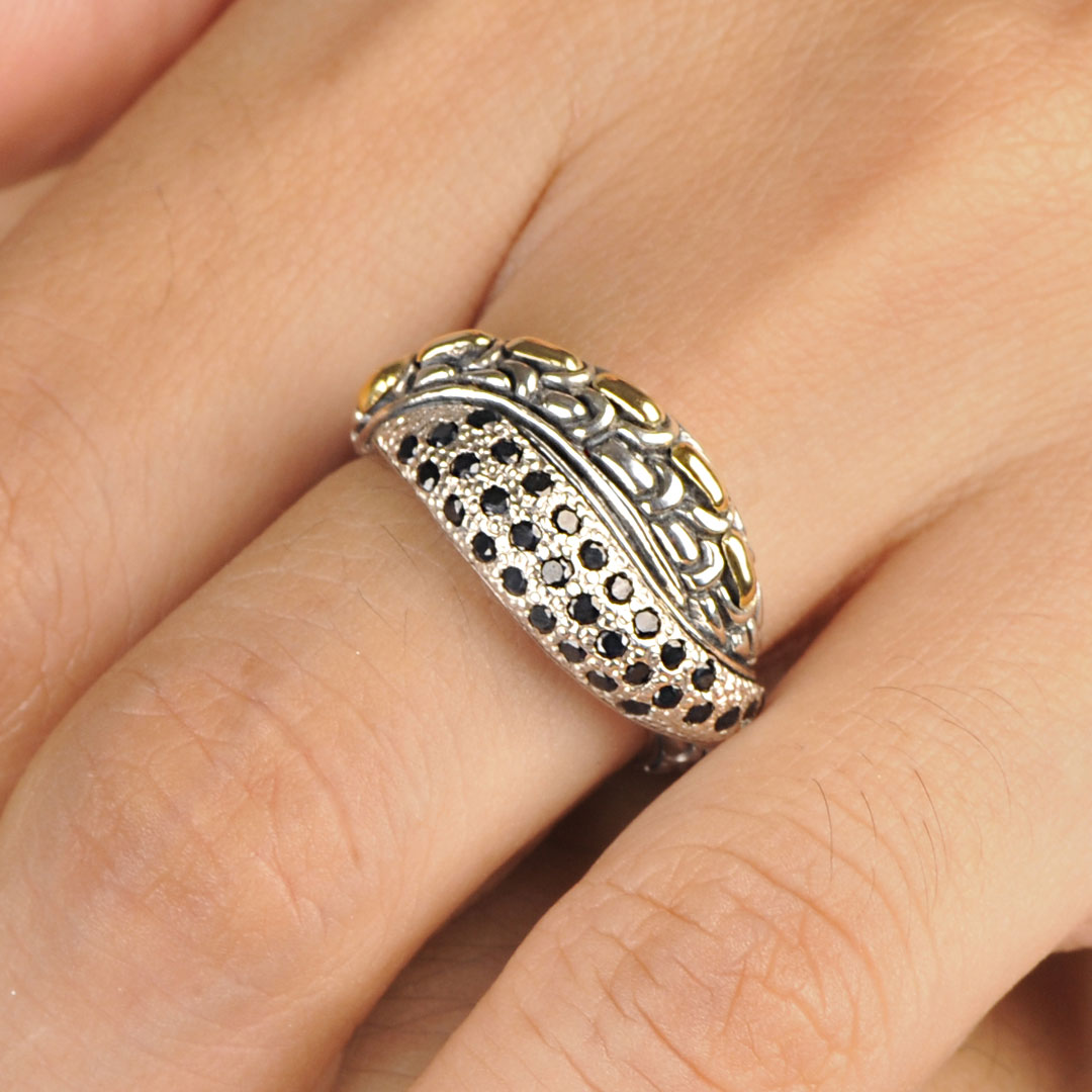 Anello Naga Noir Collezione Sisik Naga Balinesia indossato su dito medio, vista ravvicinata, cupola ovale con zaffiri neri naturali e inserti oro 18K sulla fascia in argento 925