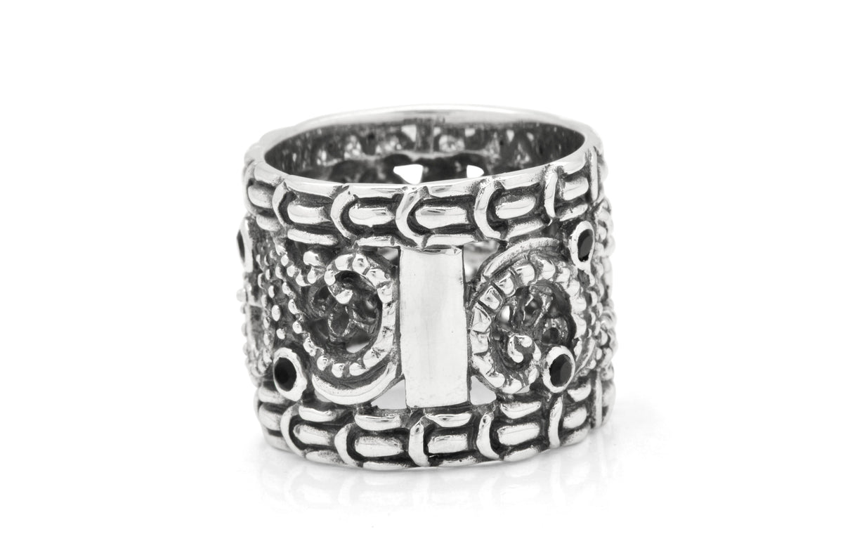 Anello Naga Obsidian Balinesia, vista laterale destra su sfondo bianco, fascia larga in argento 925 ossidato con bordure oro 18K e bassorilievo artigianale serpentino