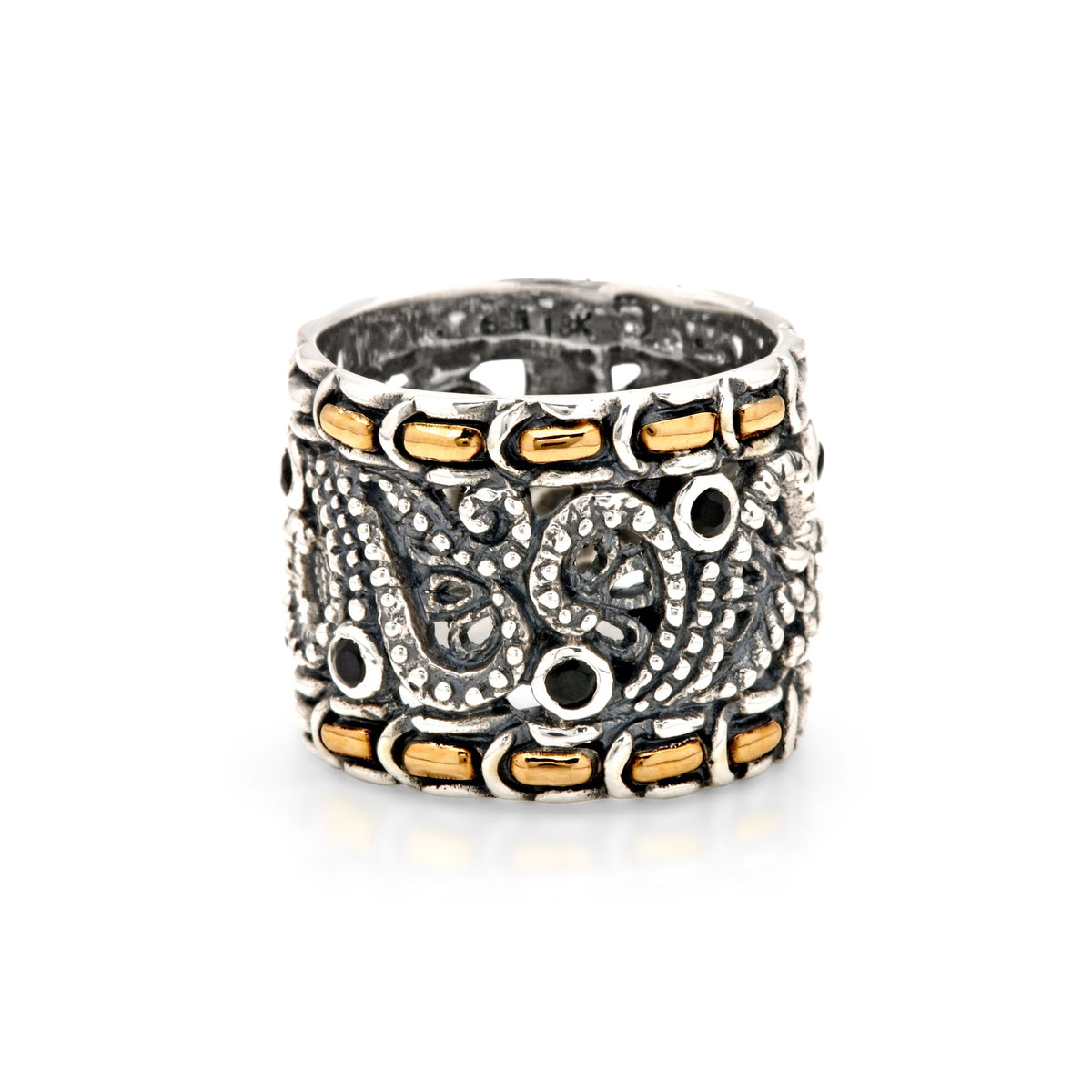 Anello Naga Obsidian Balinesia, vista frontale alternativa su sfondo bianco, fascia con zaffiri neri naturali e inserti oro 18K alternati su bordo superiore e inferiore, argento 925