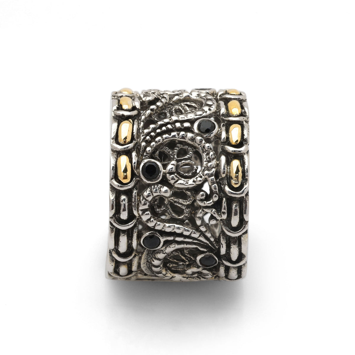 Anello Naga Obsidian Balinesia, vista 3/4 su sfondo bianco, profilo della fascia larga con motivo serpentino inciso, bordure in oro 18K e pietre nere in argento 925 ossidato