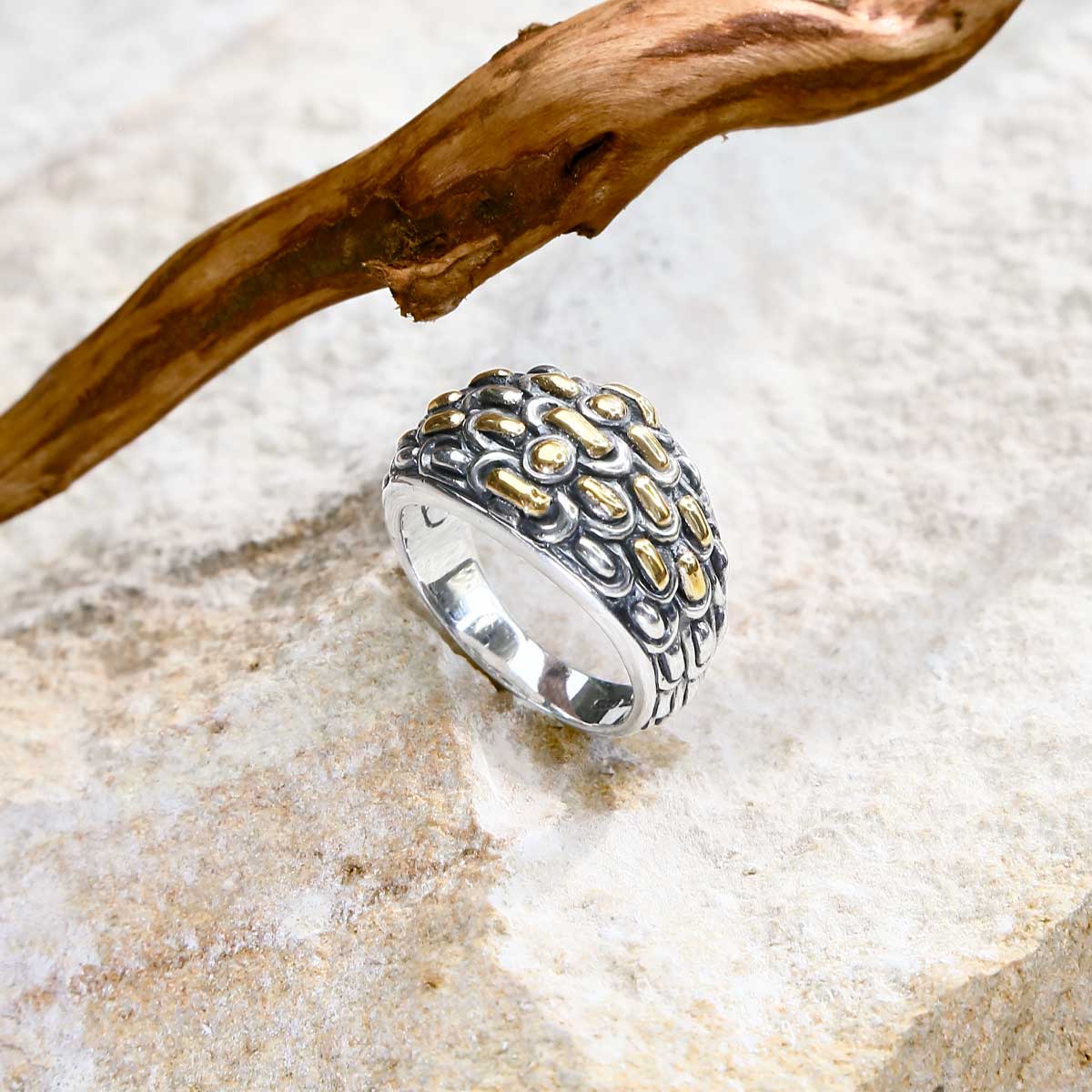 Anello Golden Naga Balinesia, vista posteriore laterale su sfondo bianco, fascia liscia in argento 925 e inserti oro 18K visibili sul bordo della cupola