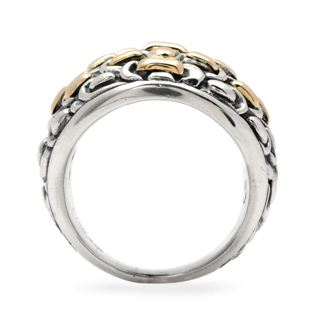 Anello Golden Naga Collezione Sisik Naga Balinesia indossato su medio da donna, vista ravvicinata, cupola con inserti oro 18K e scaglie incise in argento 925