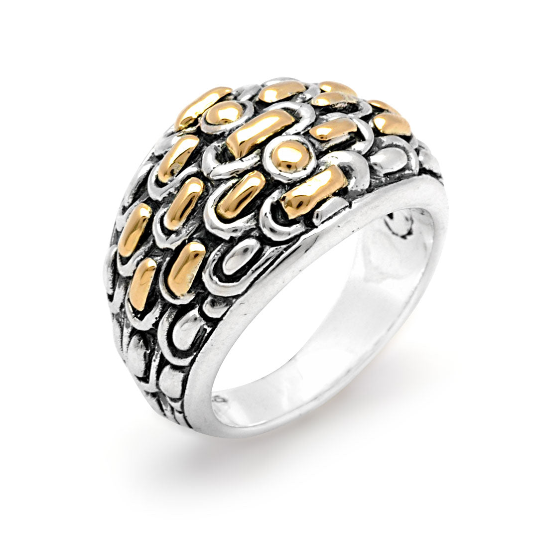 Anello Golden Naga Balinesia indossato su indice da donna con abito nero, sfondo neutro, cupola bicolore argento 925 e oro 18K con scaglie artigianali