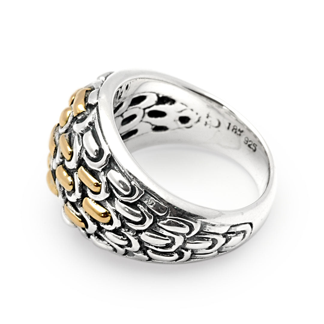Anello Golden Naga Collezione Sisik Naga Balinesia posato su pietra naturale con sfondo legno driftwood, argento 925 ossidato con inserti oro 18K su scaglie incise a mano