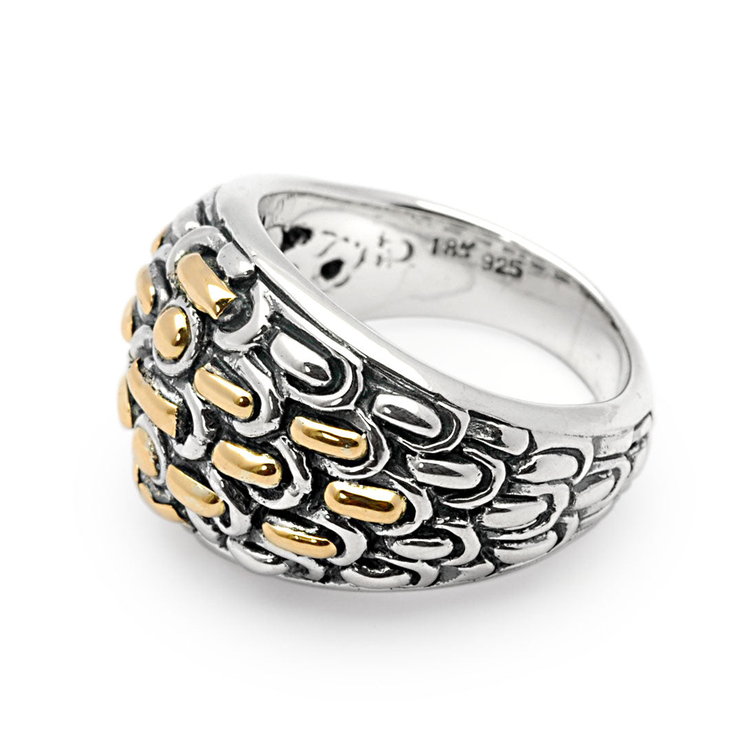 Anello Golden Naga Balinesia, vista dall'alto su sfondo bianco, cupola emisferica con inserti oro 18K alternati a scaglie incise in argento 925 ossidato