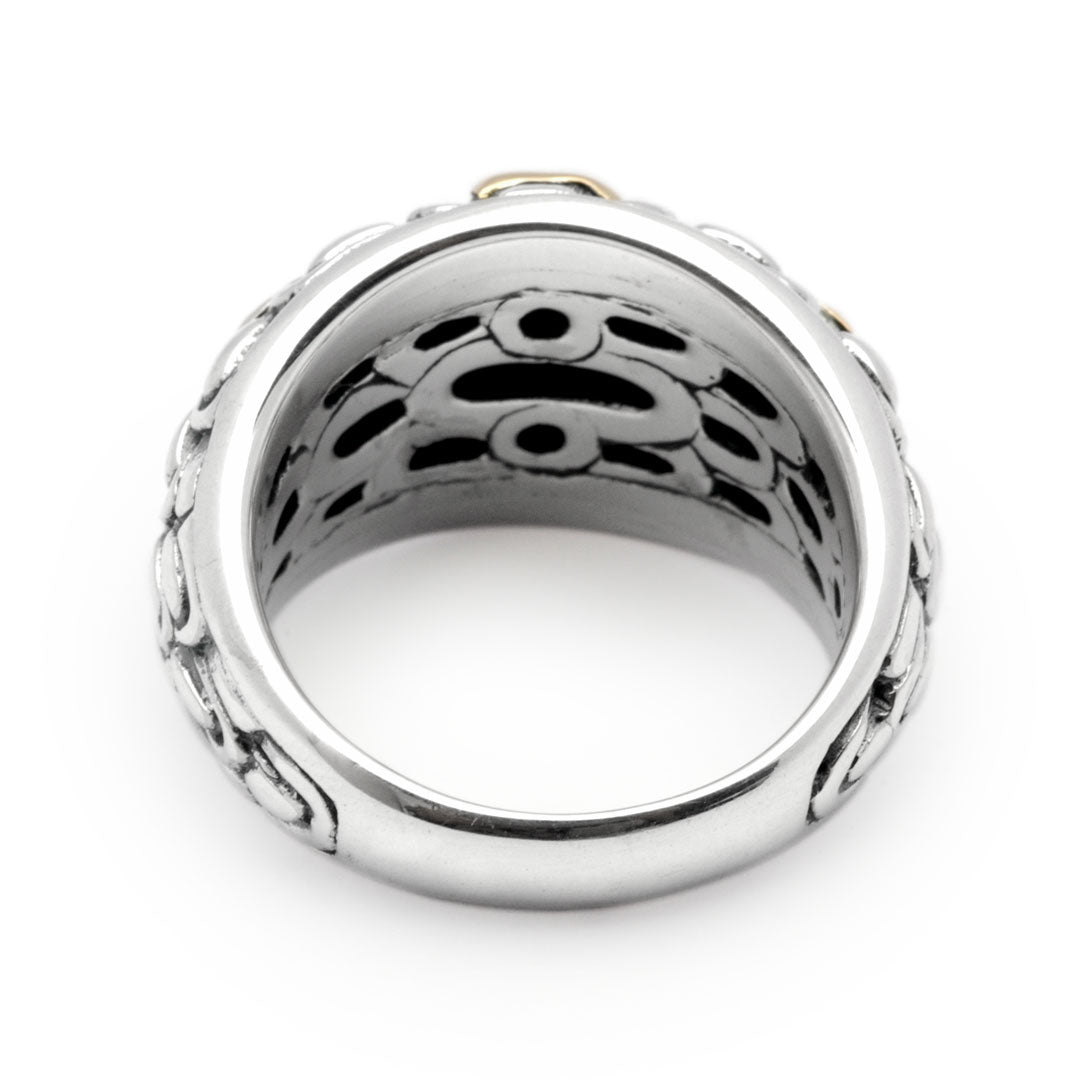 Anello Golden Naga Collezione Sisik Naga Balinesia, vista frontale su sfondo bianco, cupola con scaglie organiche e inserti oro 18K su argento 925 ossidato
