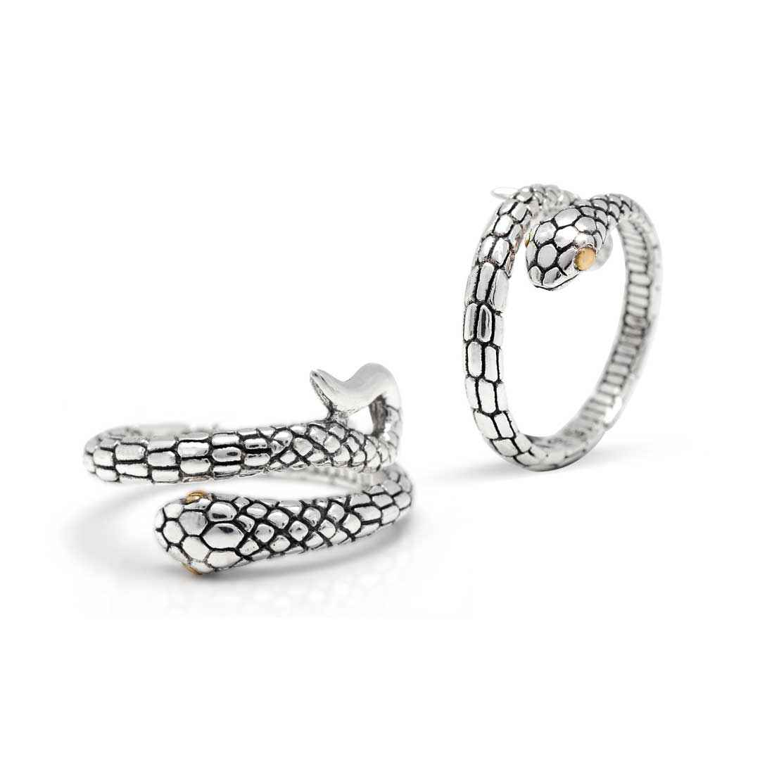 Anello Golden Ular Collezione Black Mamba Balinesia, doppia vista su sfondo bianco — a sinistra aperto con corpo disteso e lingua biforcuta, a destra chiuso a cerchio con testa e occhio in oro in argento 925 ossidato