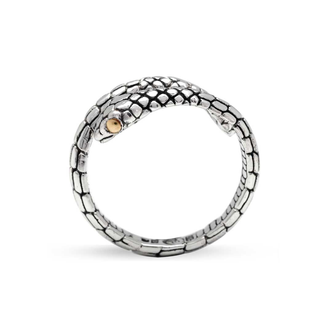 Anello Golden Ular Balinesia, vista frontale circolare su sfondo bianco, anello chiuso a cerchio con scaglie rettangolari ossidati e testa serpente con occhio in oro in argento 925