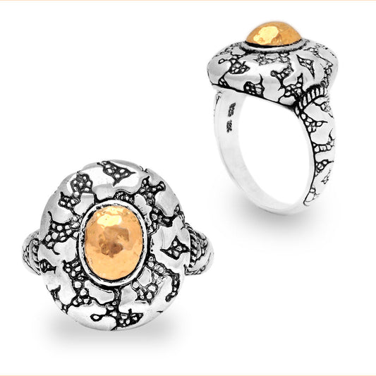 Anello Batu Api Balinesia, doppia vista frontale e laterale su sfondo bianco, contrasto argento ossidato e oro 18K martellato