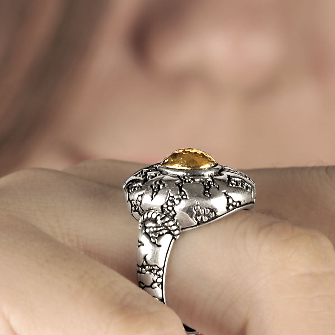Anello Batu Api Collezione Crocodile, vista laterale su sfondo bianco, profilo bombato con punzone 925 18K visibile sulla spalla