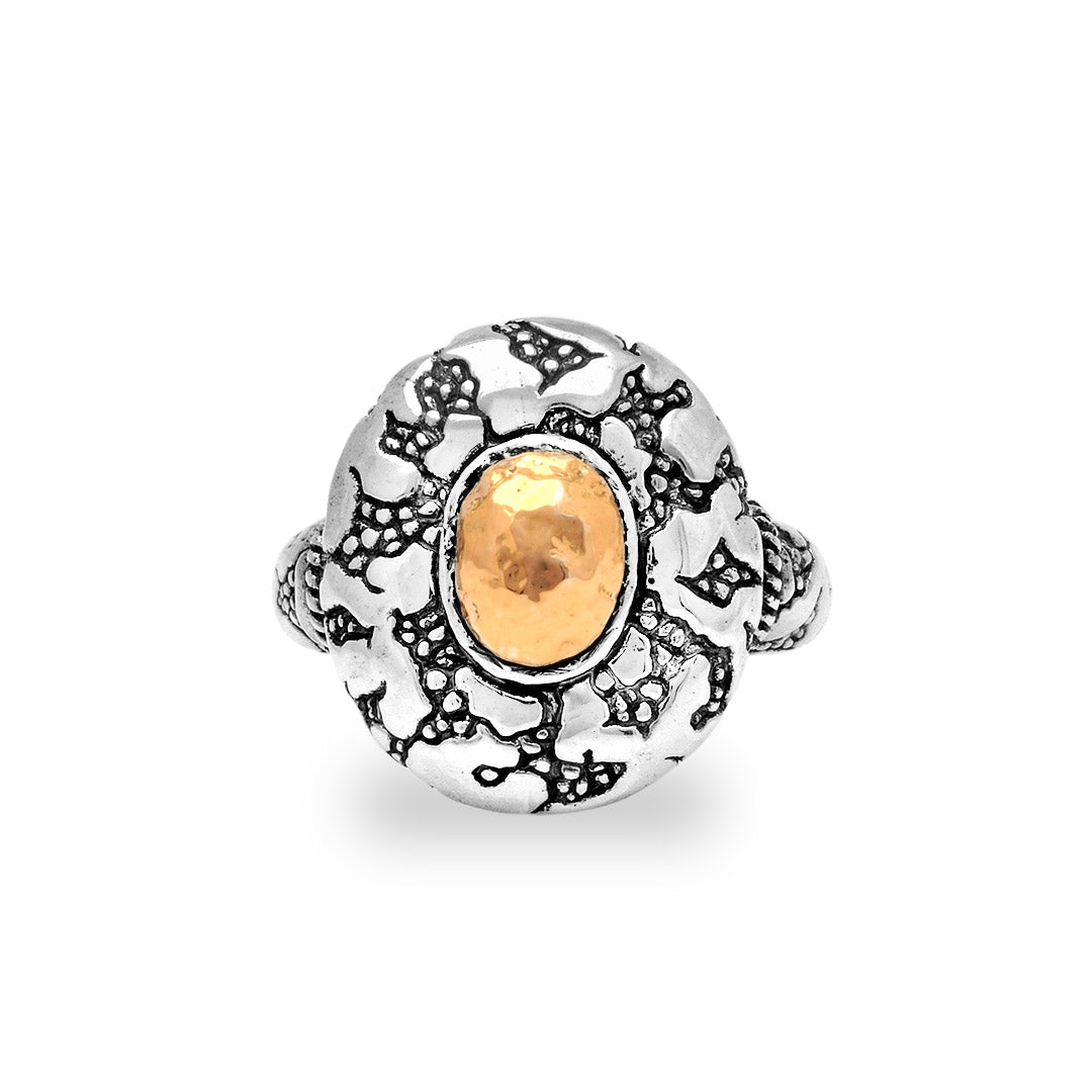 Anello Batu Api Collezione Crocodile, vista dall'alto su sfondo bianco, struttura piena con castone oro 18K e scaglie ossidato intorno