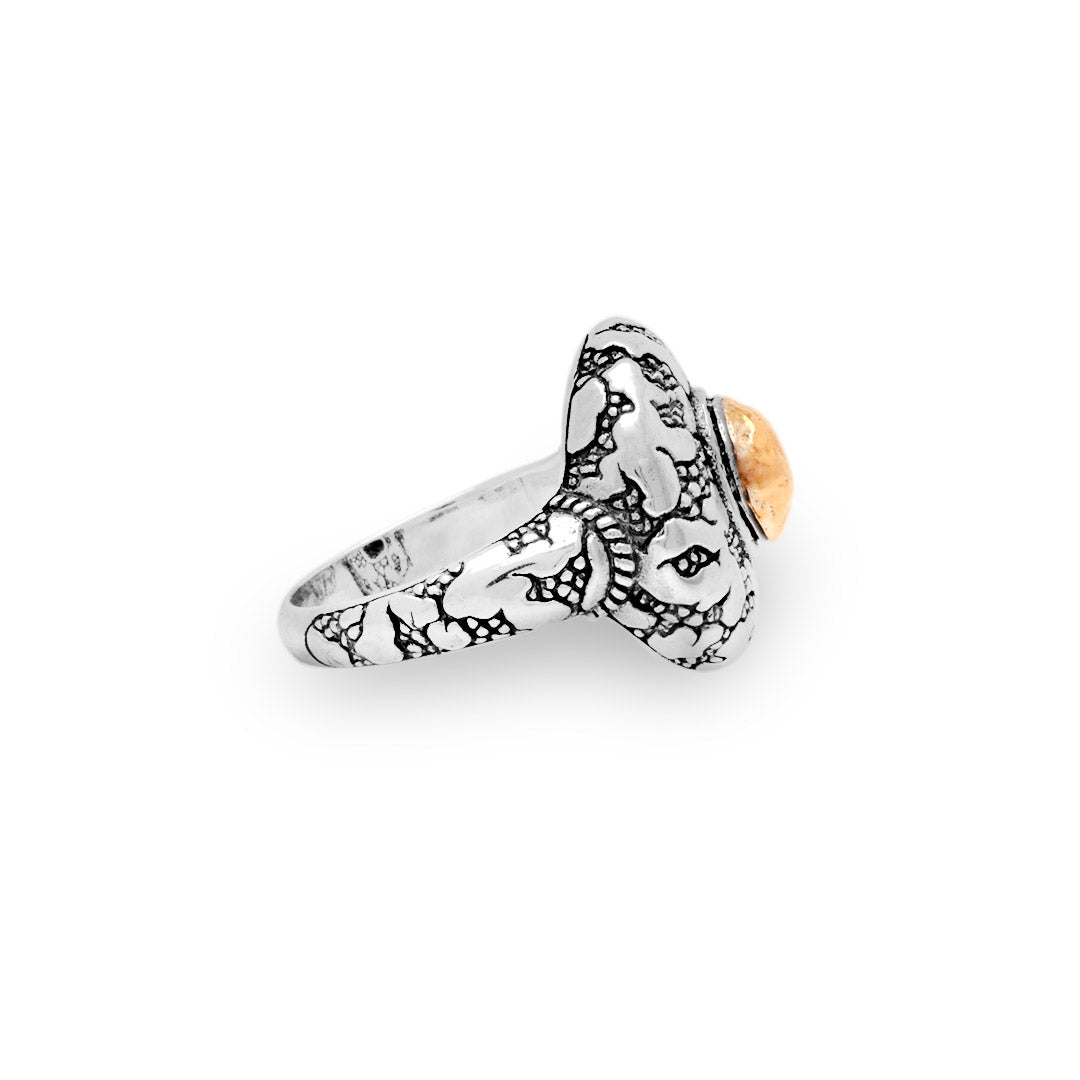 Anello Batu Api Balinesia, vista tre quarti su sfondo bianco, dettaglio castone oro 18K martellato e craquelé organico sulla fascia