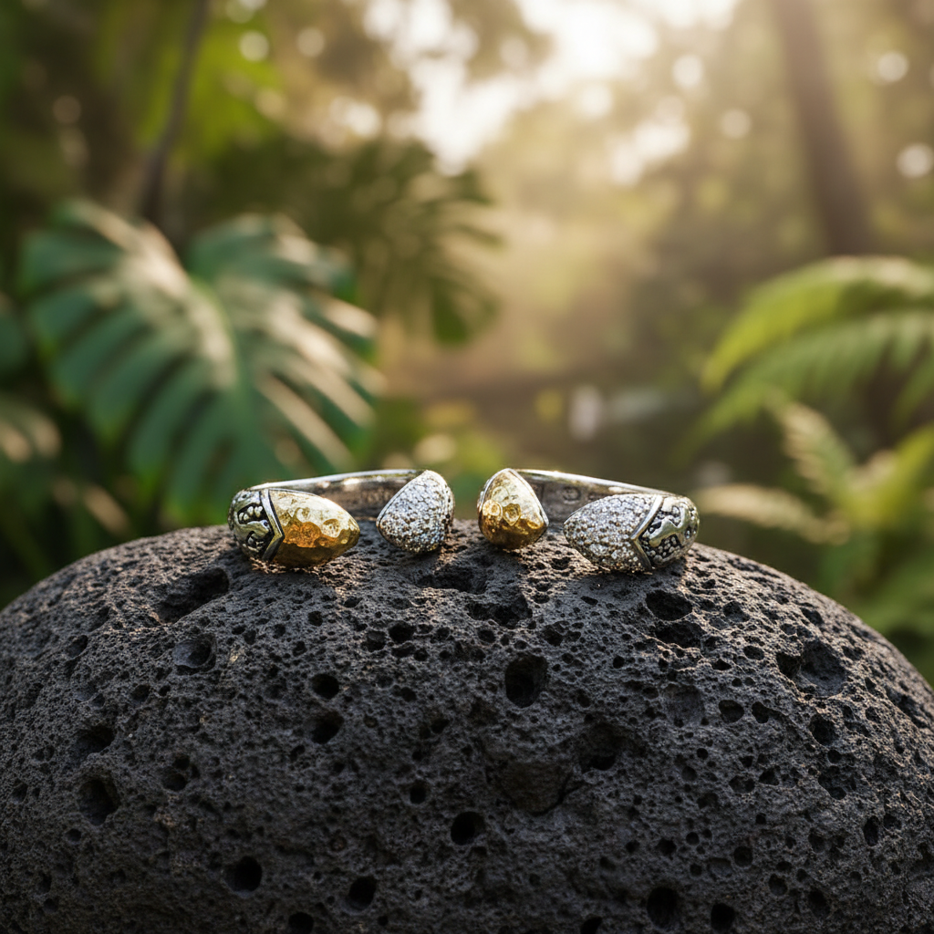 Anello Golden Lava Collezione Crocodile, vista frontale su sfondo bianco, terminali bombati asimmetrici in argento 925 ossidato senza finitura oro