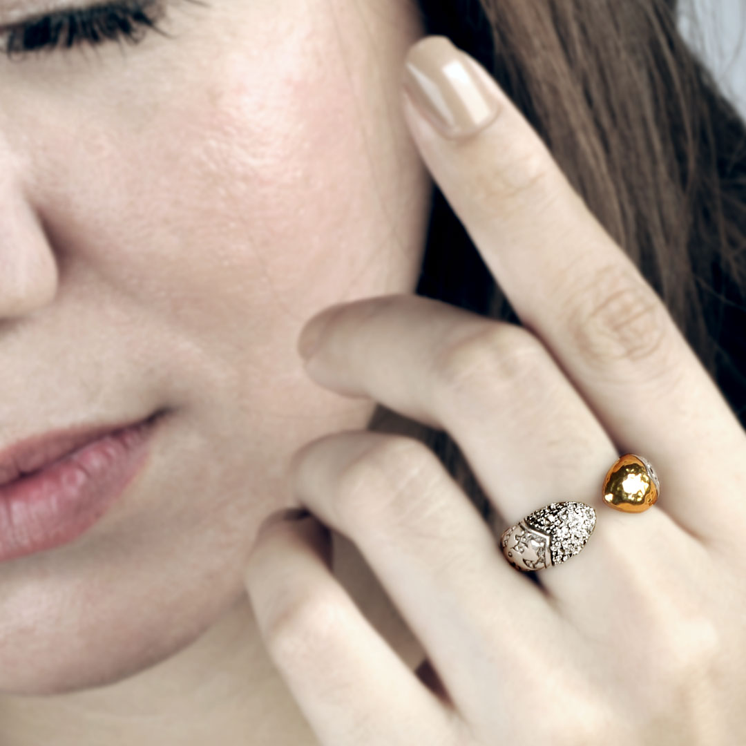 Anello Golden Lava Balinesia, doppia vista frontale e laterale su sfondo bianco, terminale oro 18K e terminale pavé topazi bianchi a confronto