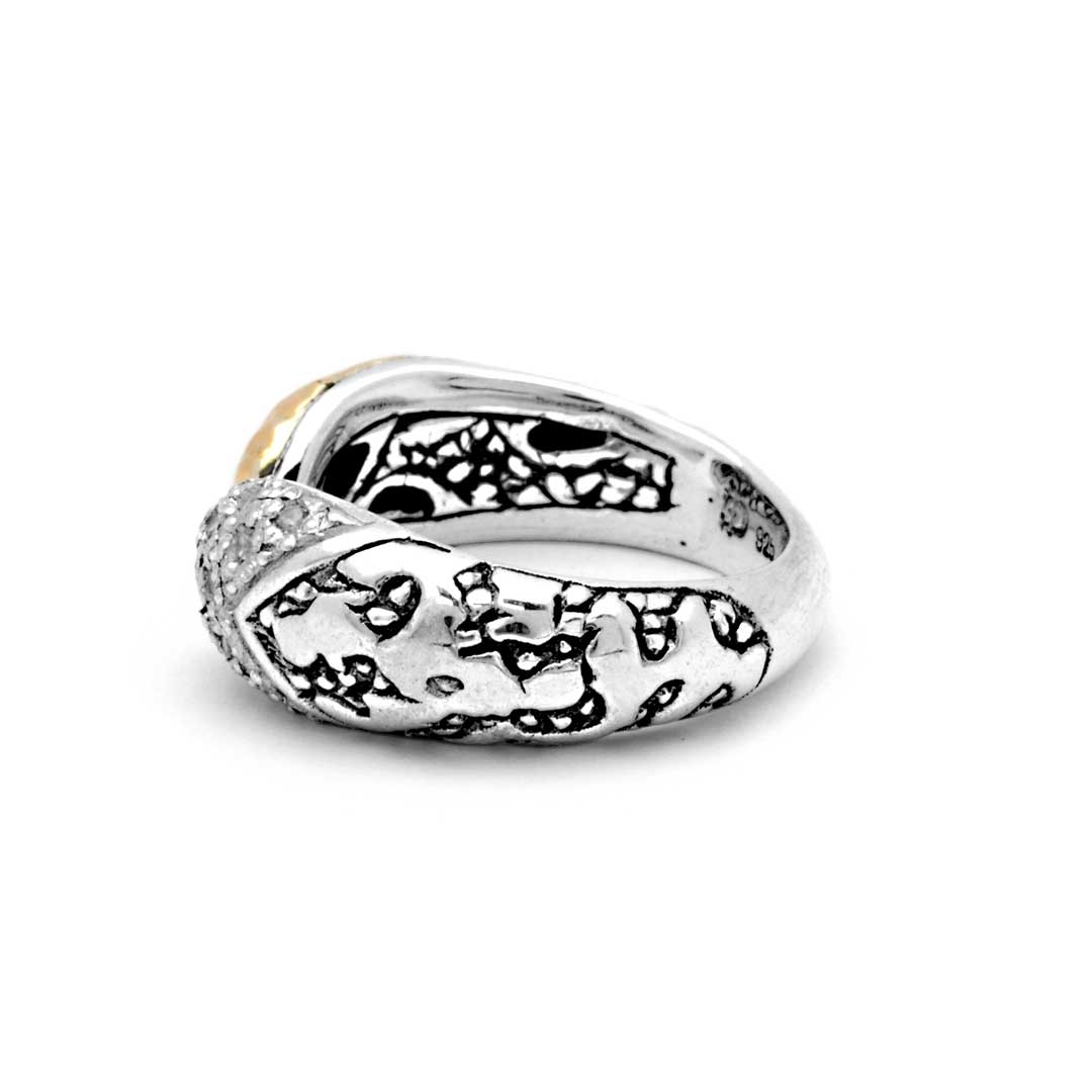 Anello Golden Lava Collezione Crocodile indossato sulla mano, vista tre quarti, terminale oro 18K martellato e pavé topazi bianchi in primo piano