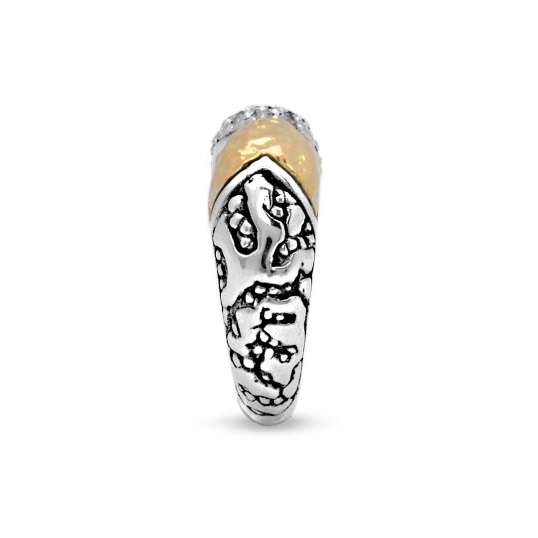 Anello Golden Lava Collezione Crocodile, vista laterale terminale su sfondo bianco, dettaglio incisioni organiche e ossidazione nera sulla fascia