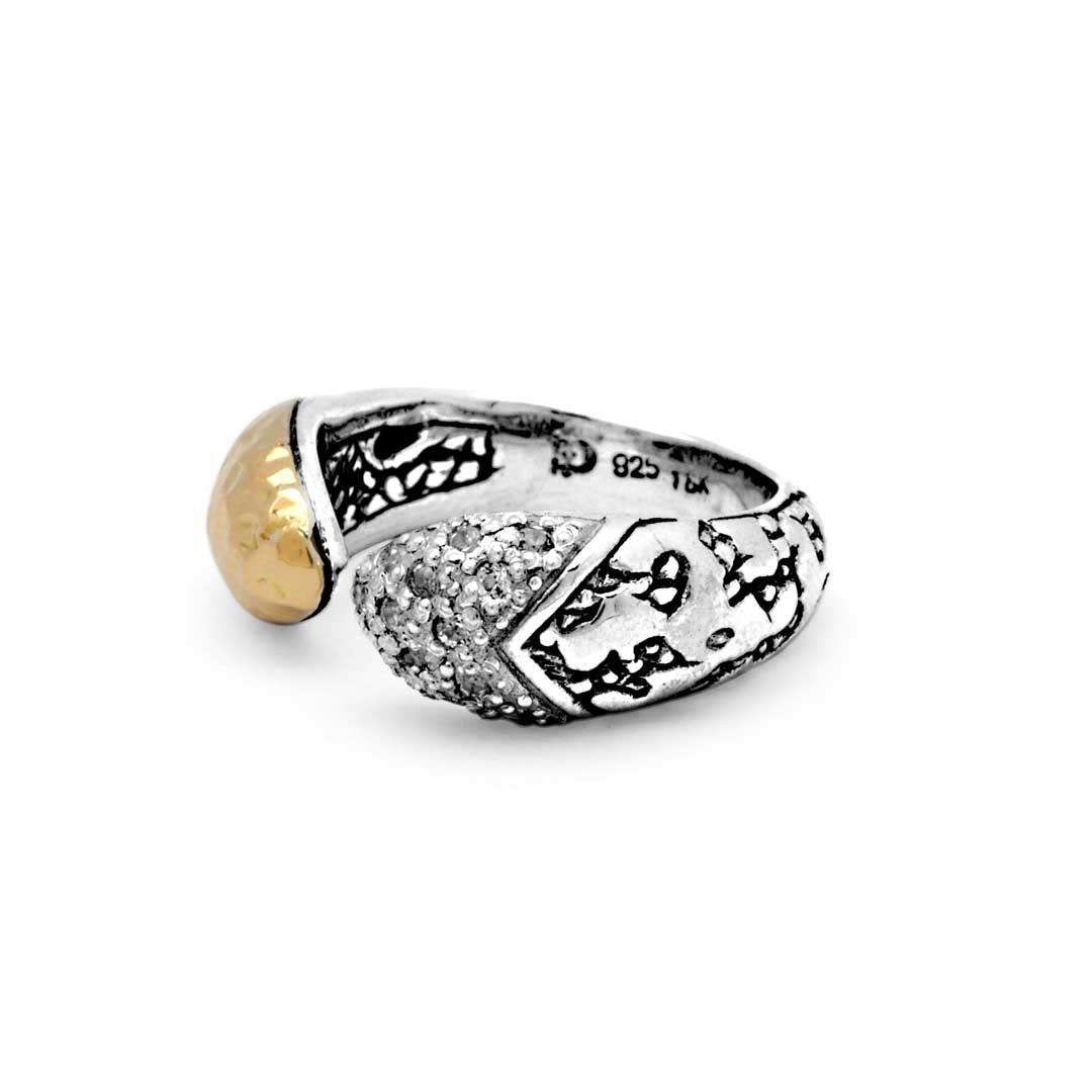 Anello Golden Lava Balinesia, vista dall'alto su sfondo bianco, apertura anello aperto con entrambi i terminali visibili