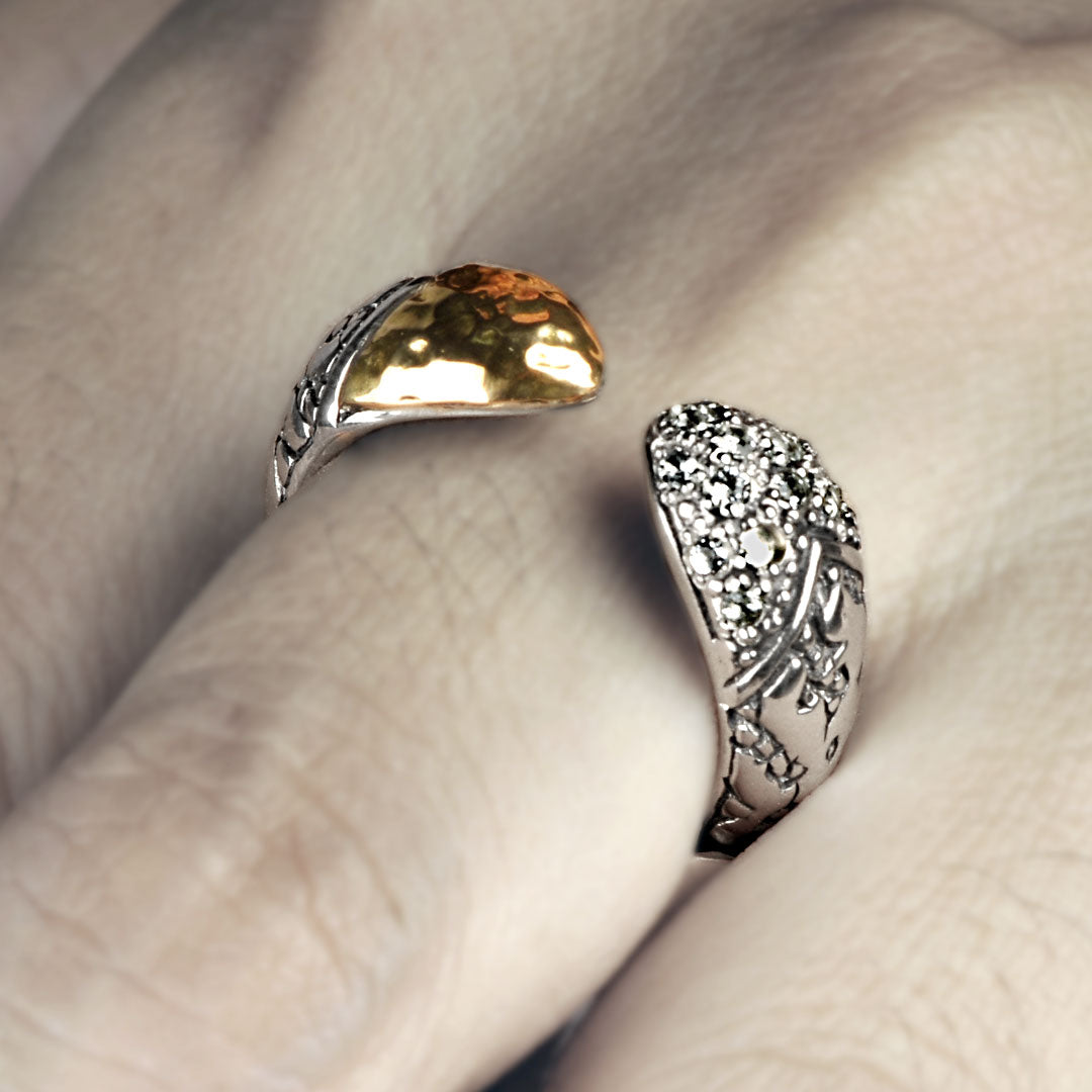Anello Golden Lava Collezione Crocodile, vista laterale profilo su sfondo bianco, terminale oro 18K martellato e texture craquelé in evidenza