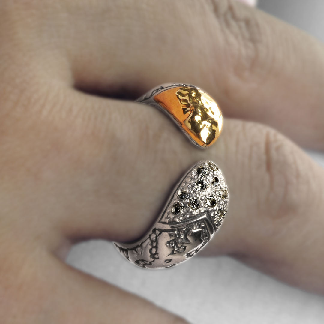 Anello Golden Lava Balinesia, vista laterale tre quarti su sfondo bianco, terminale pavé topazi bianchi e fascia craquelé ossidato