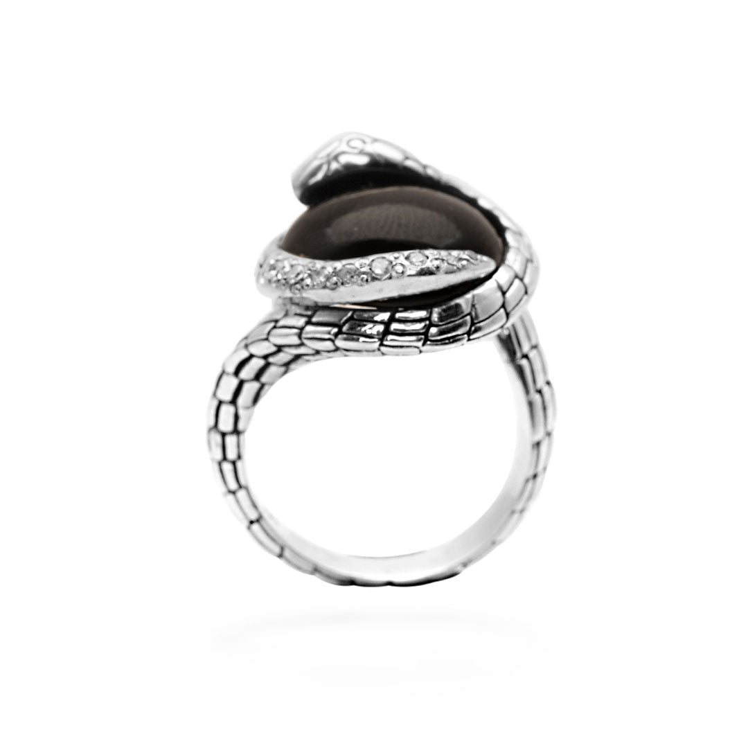Anello Cobra Onyx Balinesia, vista frontale verticale su sfondo bianco, cabochon onice rotonda con fila di white topaz naturali sul ventre del serpente e testa con occhio in oro in argento 925 ossidato