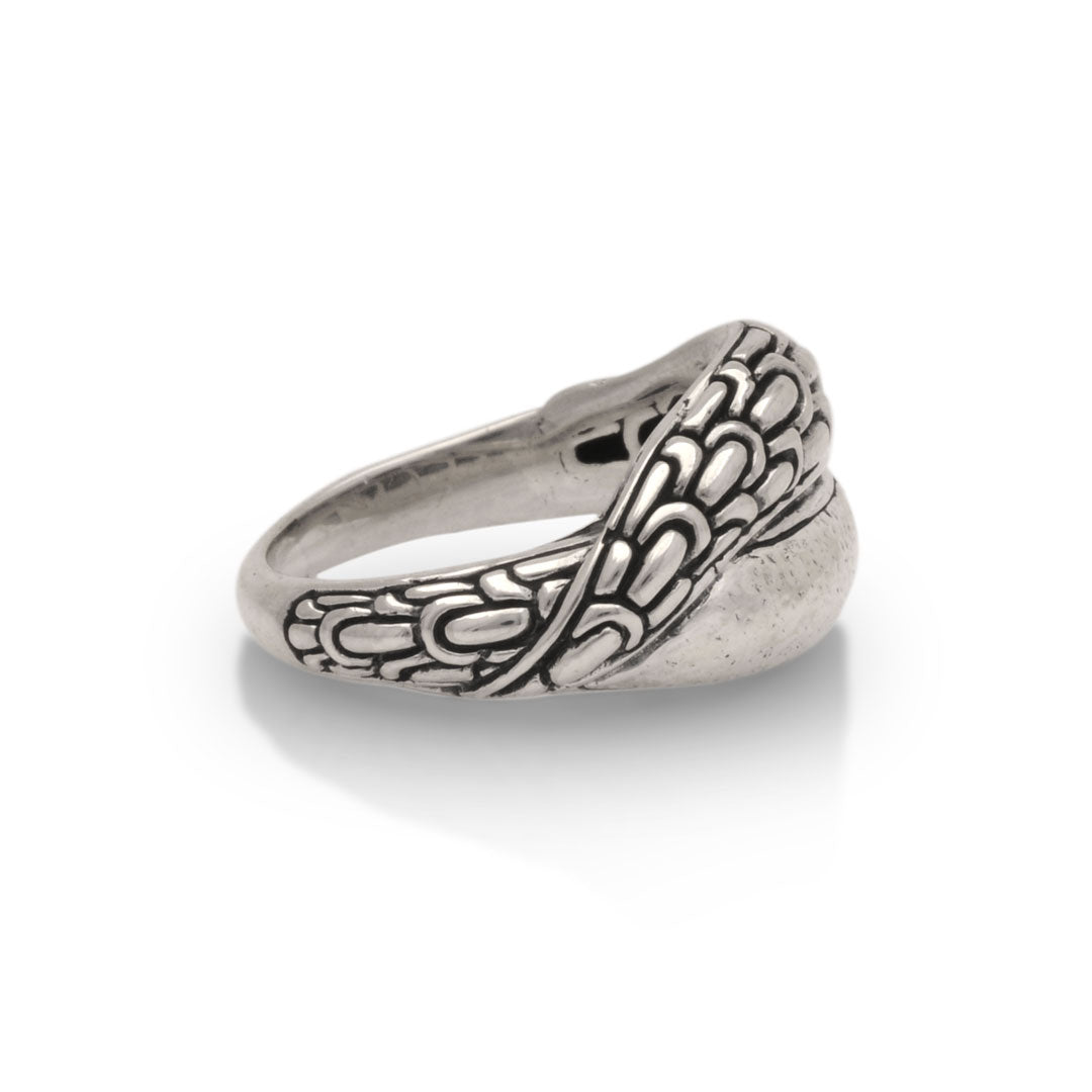 Anello Naga Perak Balinesia, vista laterale 3/4 su sfondo bianco, profilo del castone ovale e fascia con texture a scaglie in argento 925 ossidato