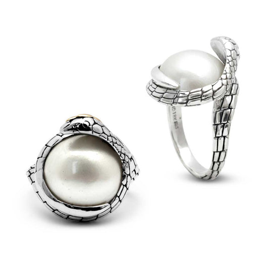 Anello White Cobra Collezione Black Mamba Balinesia, doppia vista su sfondo bianco — frontale con perla mabé e profilo laterale con fascia a scaglie — argento 925 ossidato con dettaglio oro