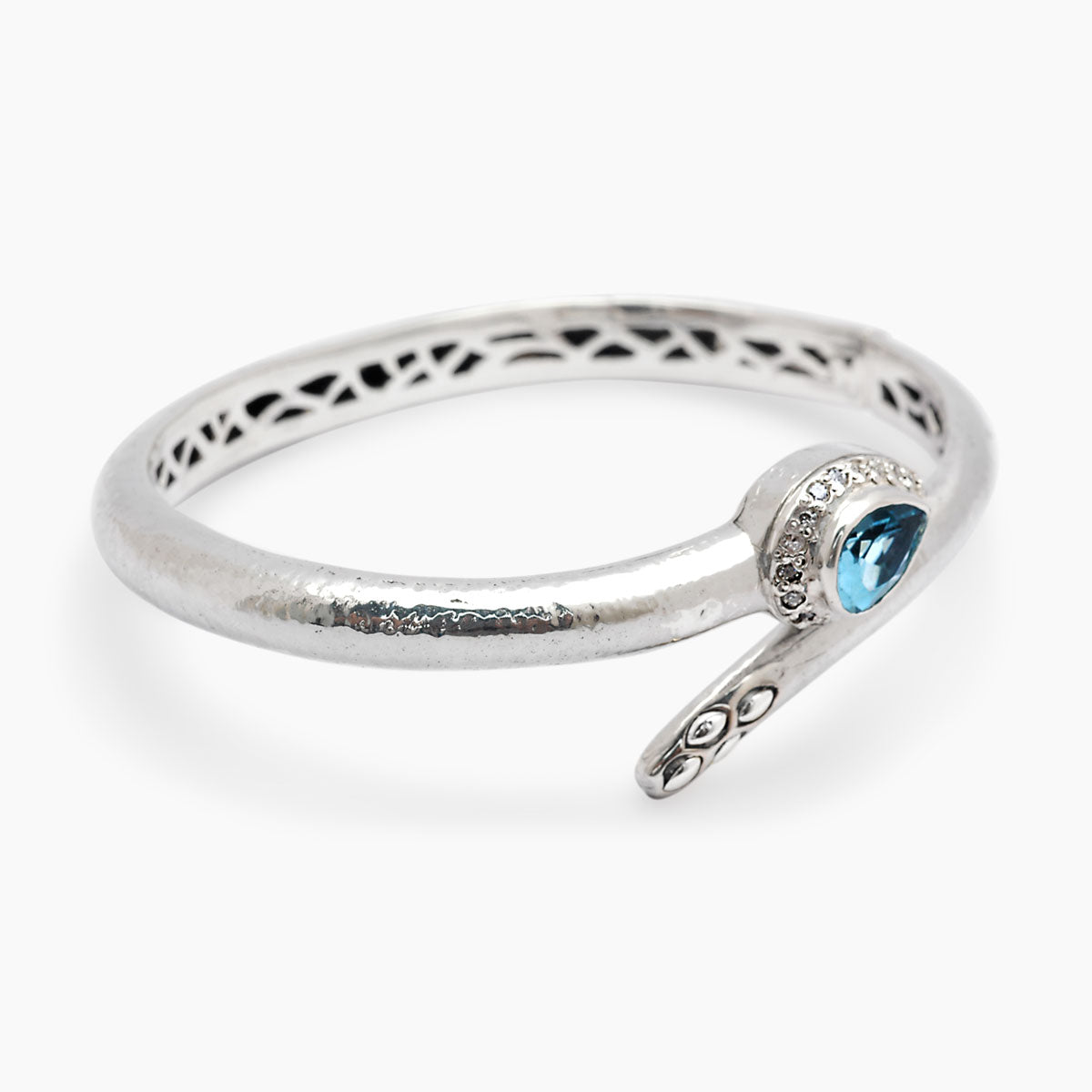 Vista laterale del Bangle Black Mamba in argento 925, coda serpente ossidato con incisioni e testa con topazio blu sky, interno traforato – Balinesia