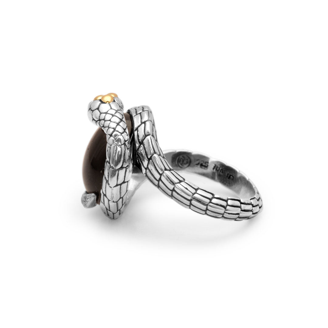 Anello Cobra Onyx Collezione Black Mamba Balinesia, vista 3/4 laterale su sfondo bianco, serpente in argento 925 ossidato avvolge cabochon di onice nera con occhio in oro e punzone 925 visibile