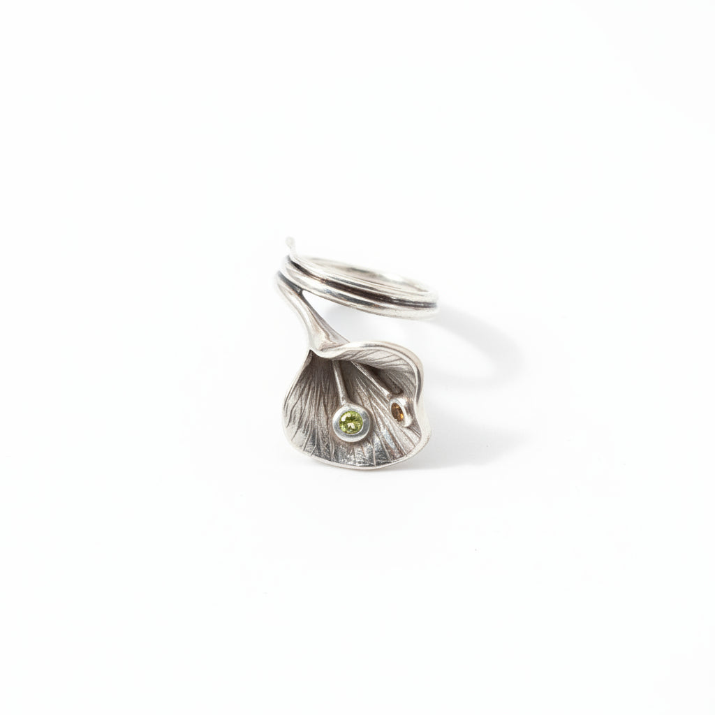 Anello artigianale in argento 925 ossidato a forma di foglia di ginkgo con peridoto e granato naturali. Misura 7 US, anello aperto adattabile, 9,4 g. Collezione Essenza di Ubud – Balinesia.