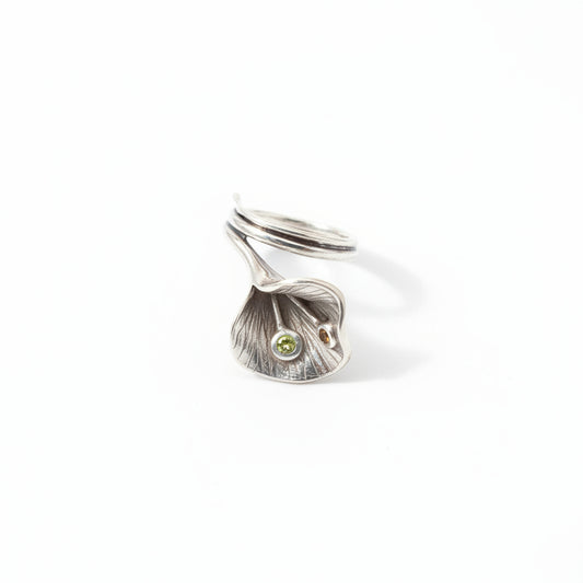 Anello artigianale in argento 925 ossidato a forma di foglia di ginkgo con peridoto e granato naturali. Misura 7 US, anello aperto adattabile, 9,4 g. Collezione Essenza di Ubud – Balinesia.