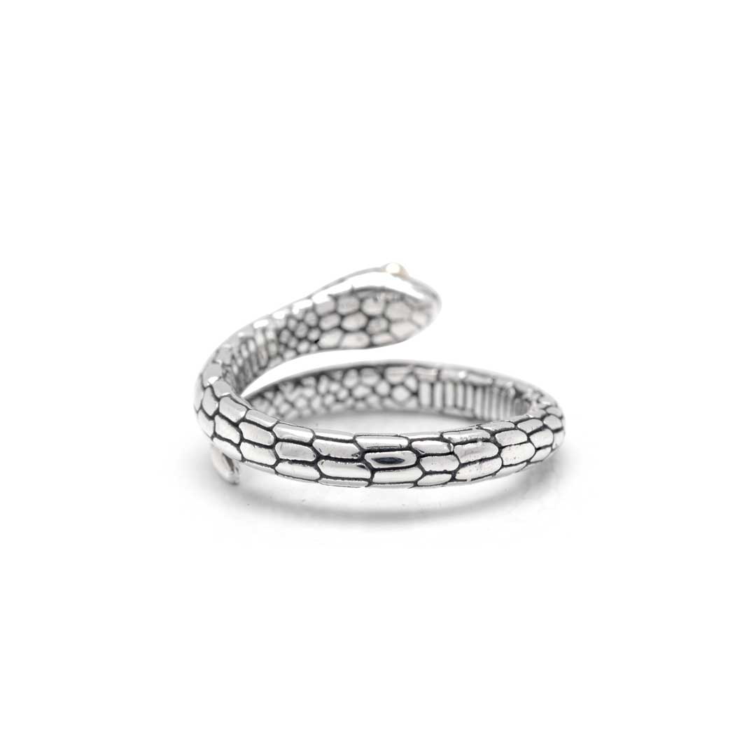Anello Golden Mamba Collezione Black Mamba Balinesia, vista 3/4 su sfondo bianco, testa serpente scolpita con occhi in oro e corpo avvolgente in argento 925 ossidato