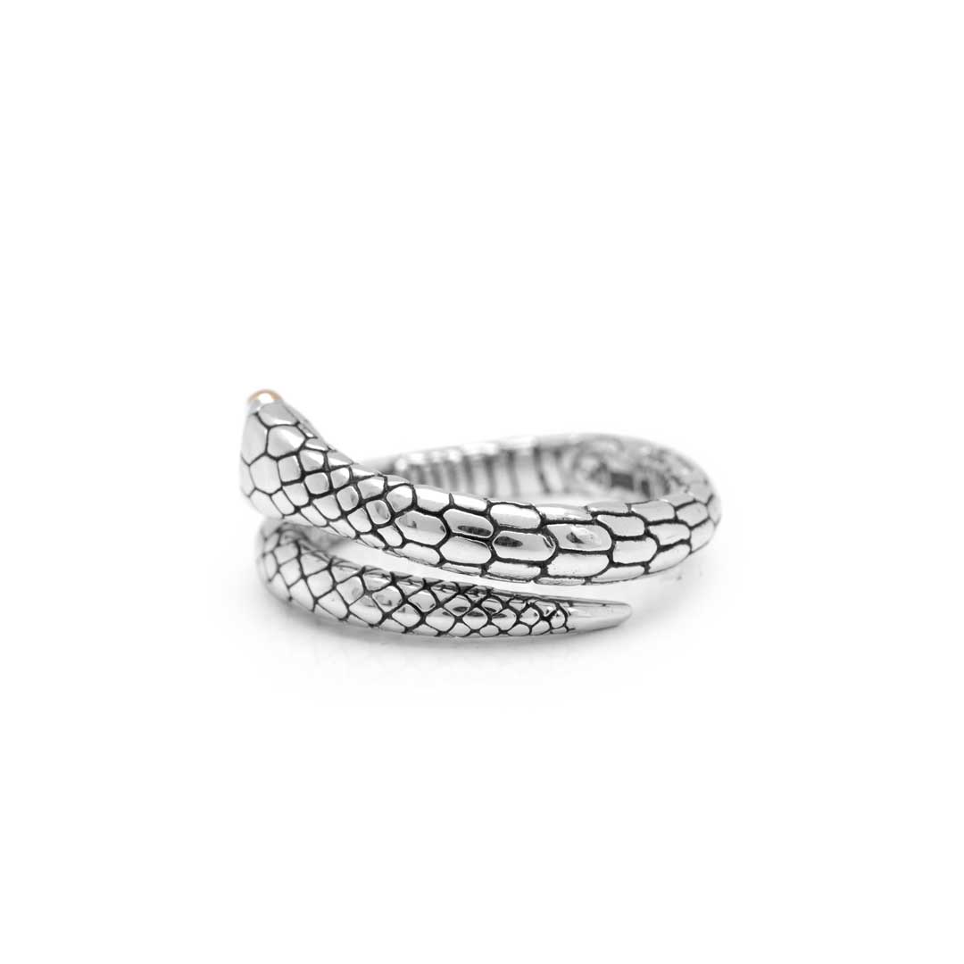 Anello Golden Mamba Balinesia, vista frontale su sfondo bianco, testa serpente centrata con occhi in oro su scaglie esagonali, corpo avvolgente in argento 925 ossidato