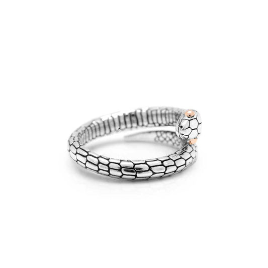 Anello Golden Mamba Balinesia, vista laterale su sfondo bianco, profilo sinuoso del corpo serpente con scaglie incise in argento 925 ossidato