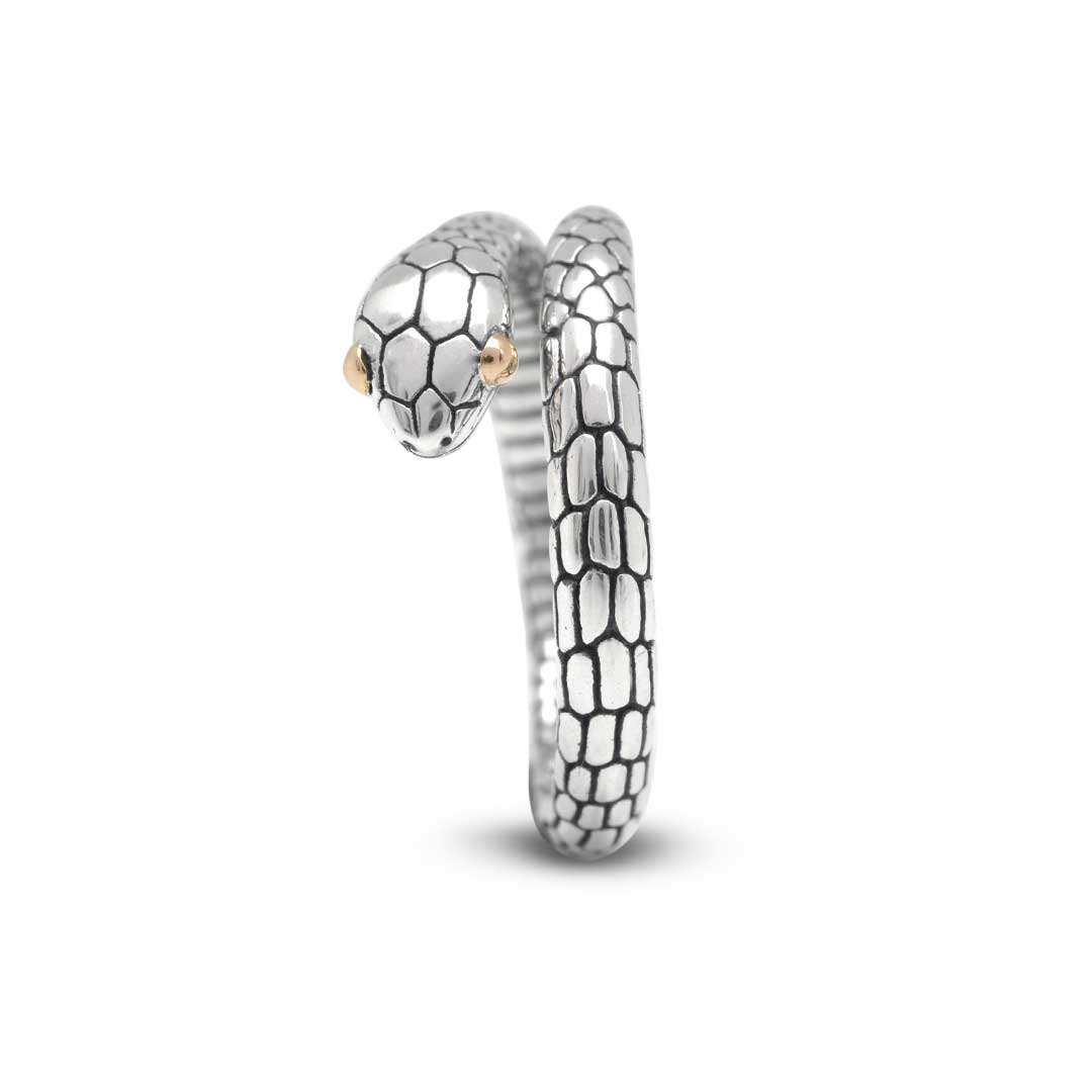 Anello Golden Mamba Collezione Black Mamba Balinesia verticale su sfondo bianco, testa serpente con occhi in oro in argento 925 ossidato