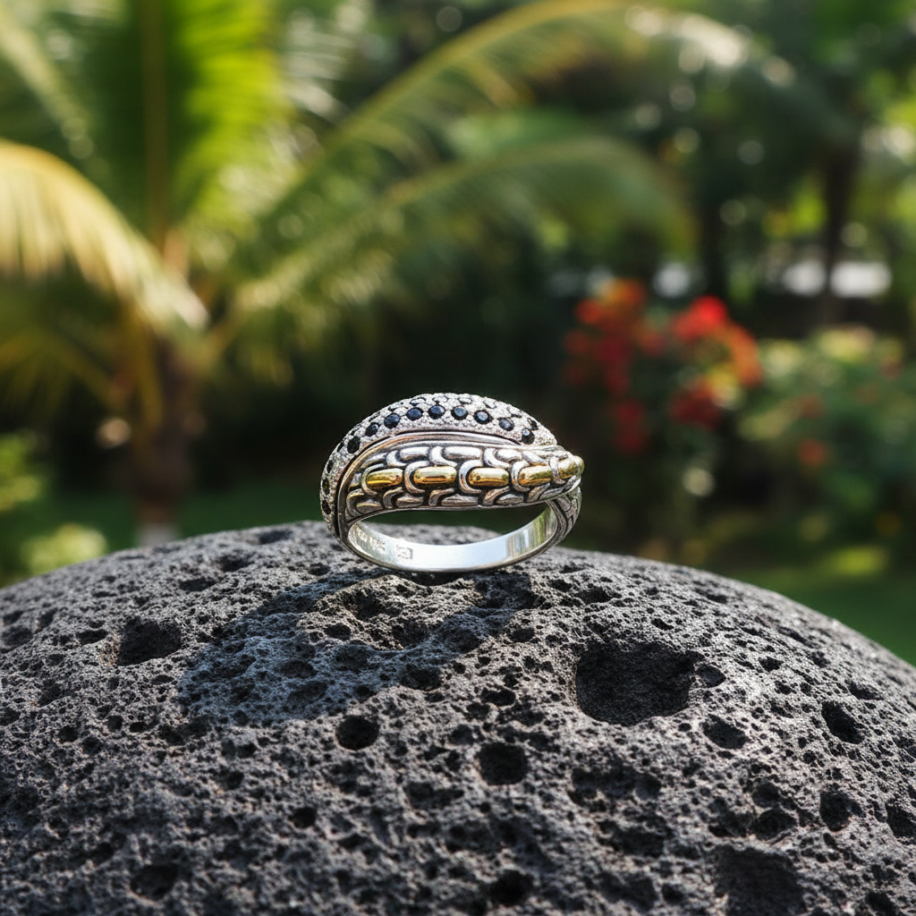 Anello Naga Noir Balinesia, vista dall'alto su sfondo bianco, contrasto tra cupola a pavé di zaffiri neri naturali e fascia con inserti oro 18K su argento 925 ossidato
