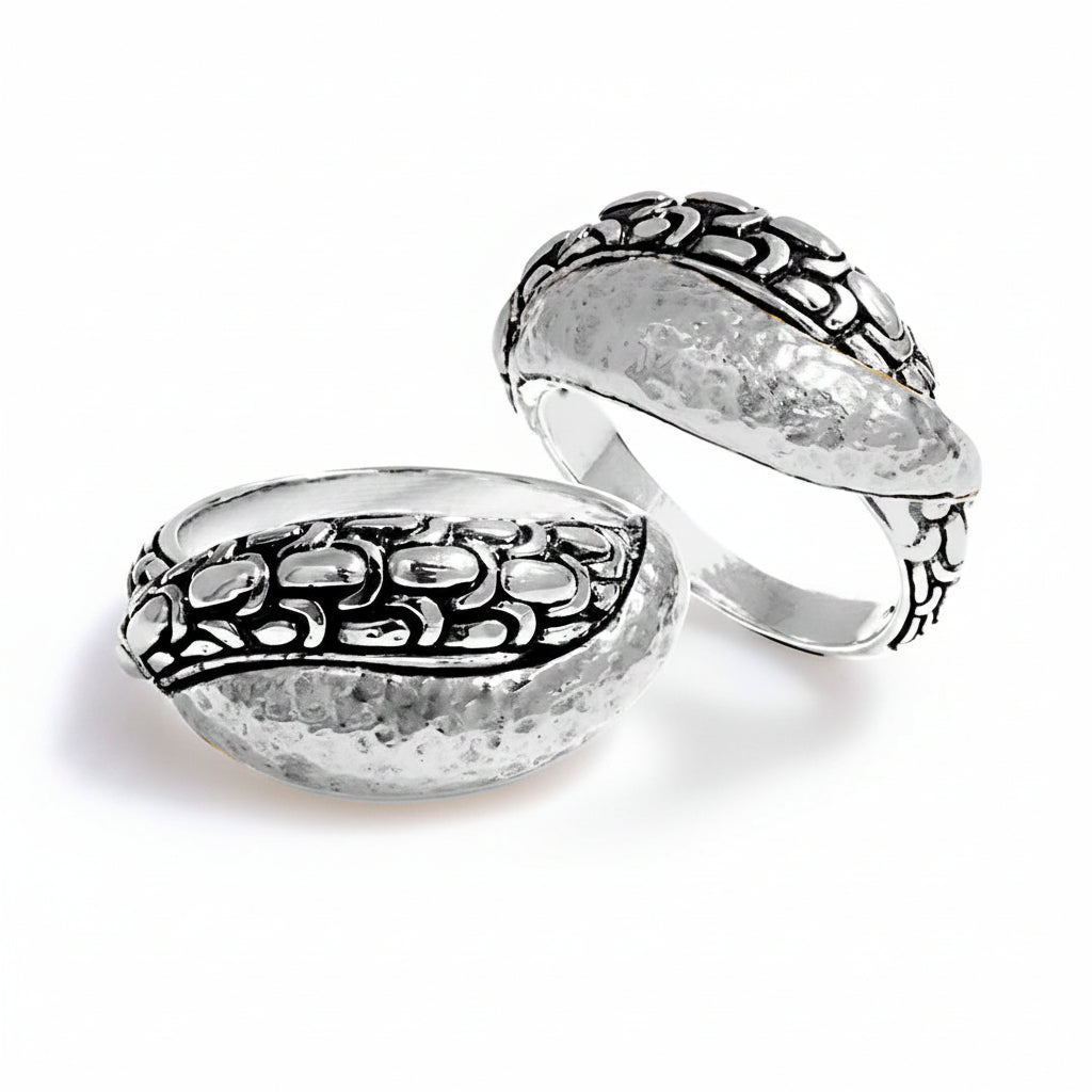 Anello Naga Perak Collezione Sisik Naga Balinesia, due misure affiancate su sfondo bianco, argento 925 con castone martellato e fascia a scaglie artigianale