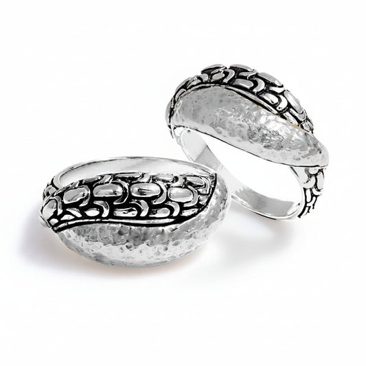Anello Naga Perak Collezione Sisik Naga Balinesia, due misure affiancate su sfondo bianco, argento 925 con castone martellato e fascia a scaglie artigianale