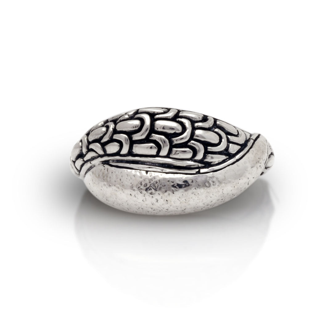 Anello Naga Perak Collezione Sisik Naga Balinesia, vista dall'alto su sfondo bianco, castone ovale martellato in argento 925 con fascia a scaglie incise a mano