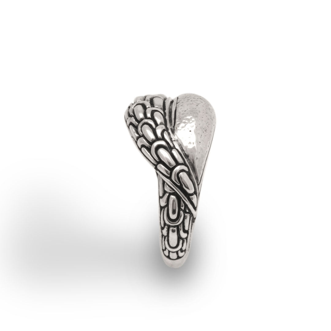Anello Naga Perak Balinesia, vista frontale su sfondo bianco, castone ovale in verticale con fascia a scaglie incise e ossidazione selettiva in argento 925