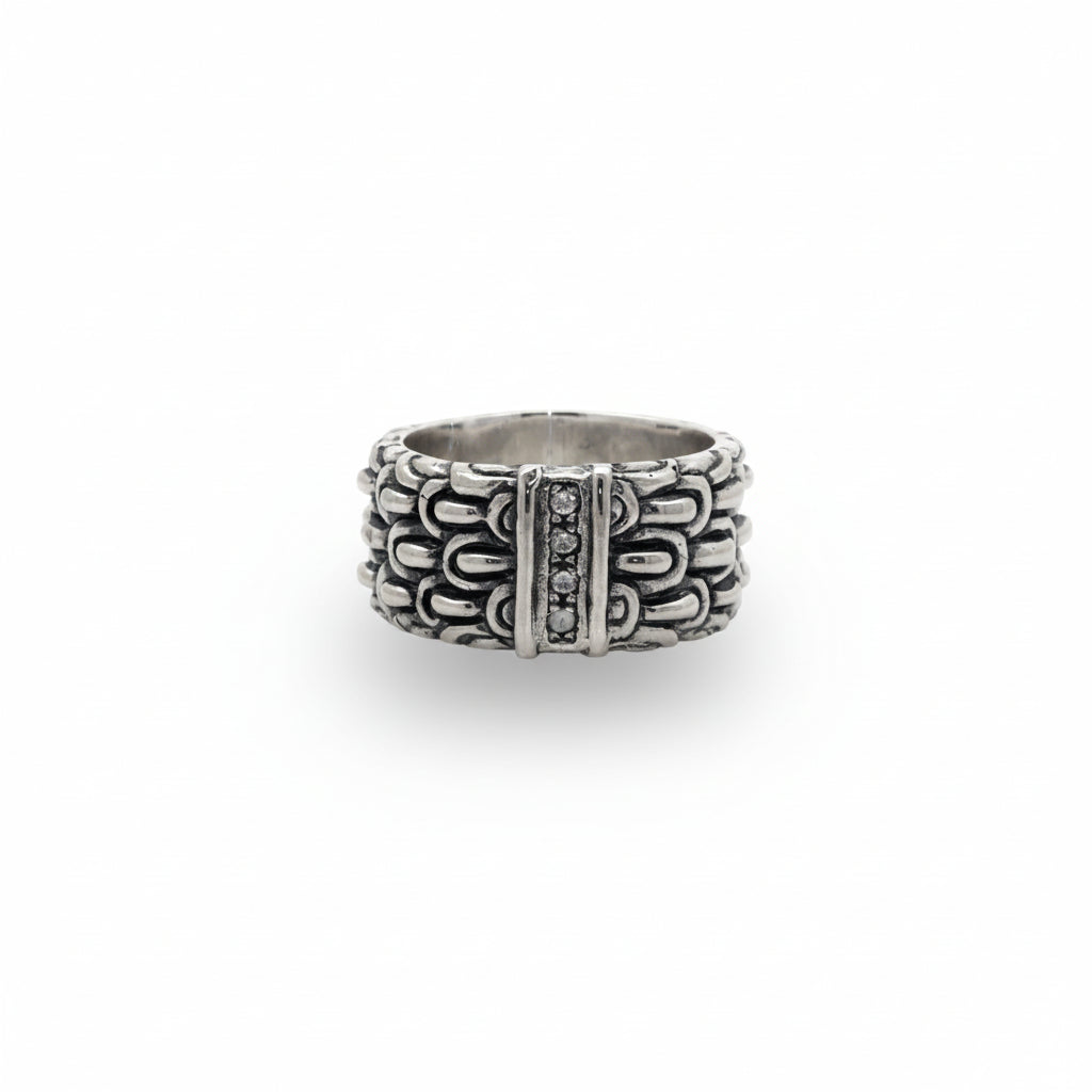 Anello Naga Topaz Balinesia, vista frontale su sfondo bianco, barra rettangolare con quattro topazi bianchi naturali e fascia a scaglie incise in argento 925 ossidato