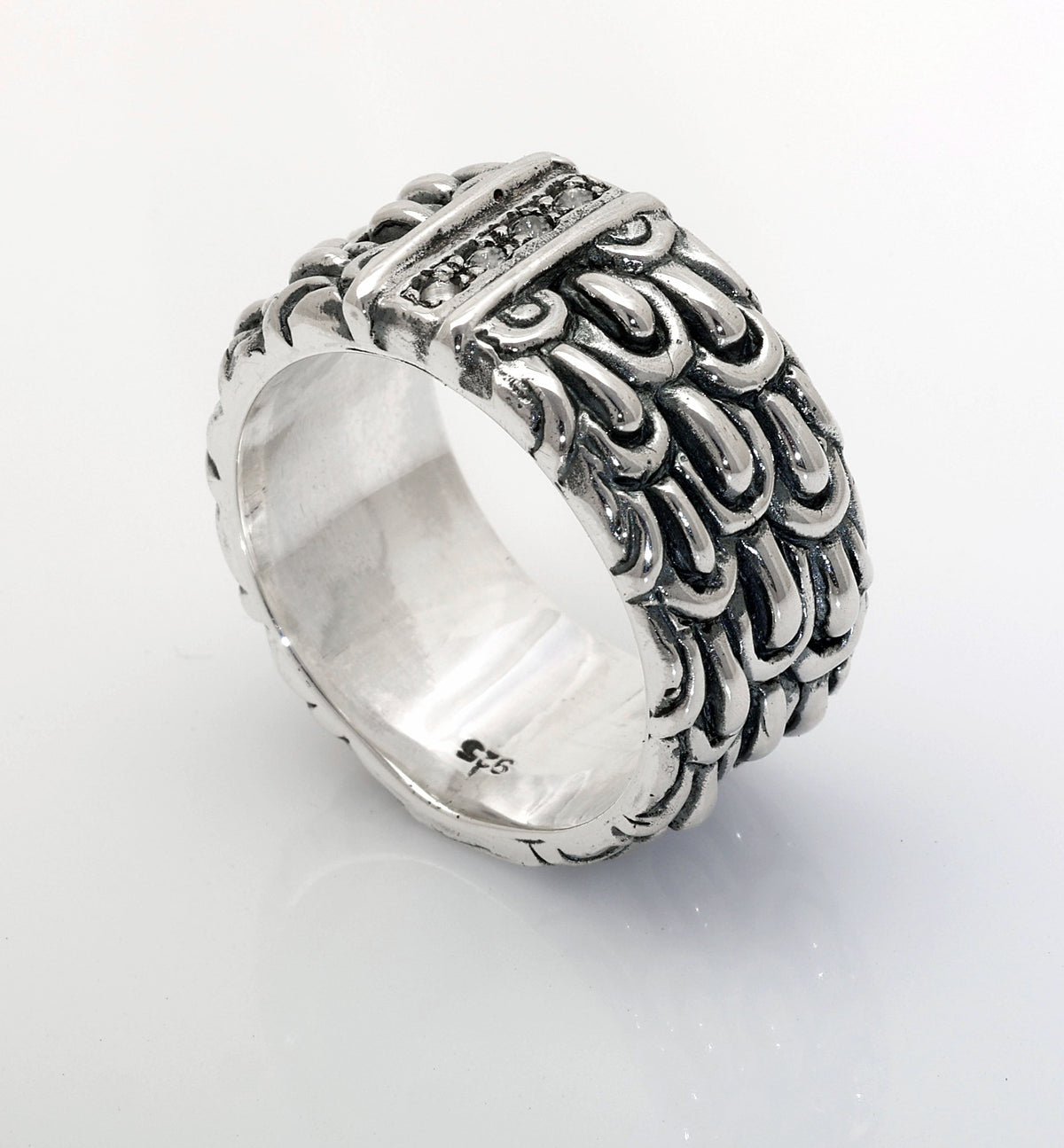 Anello Naga Topaz Balinesia, vista 3/4 con interno aperto su sfondo bianco, punzone 925 visibile, fascia larga in argento 925 ossidato con scaglie incise a mano
