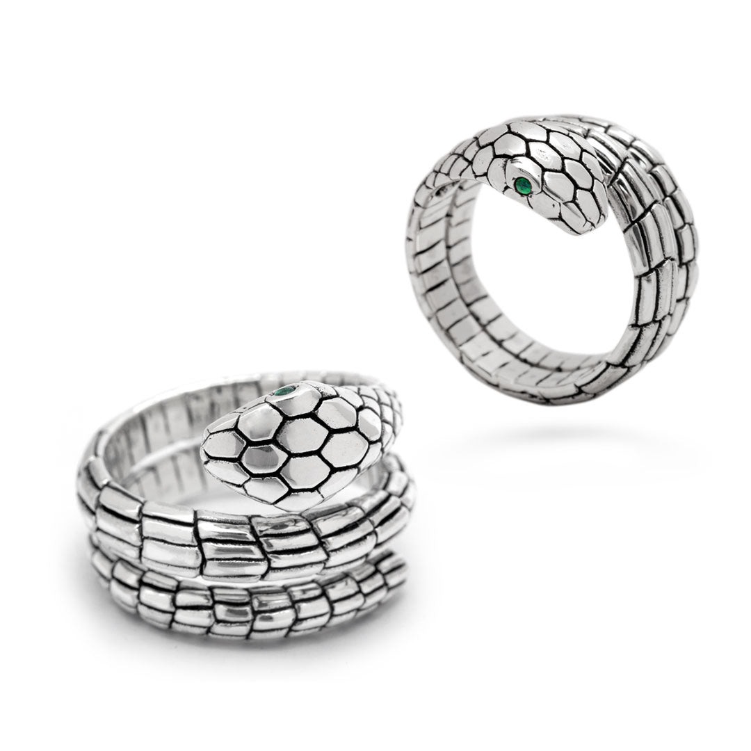 Anello Ular Emerald Collezione Black Mamba Balinesia, doppia vista su sfondo bianco, anello serpente in argento 925 con scaglie incise a mano e smeraldi naturali nella testa