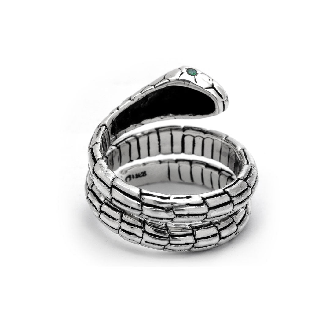 Anello Ular Emerald Collezione Black Mamba Balinesia, vista 3/4 su sfondo bianco, dettaglio testa serpente scolpita con smeraldi naturali e scaglie esagonali in argento 925 ossidato