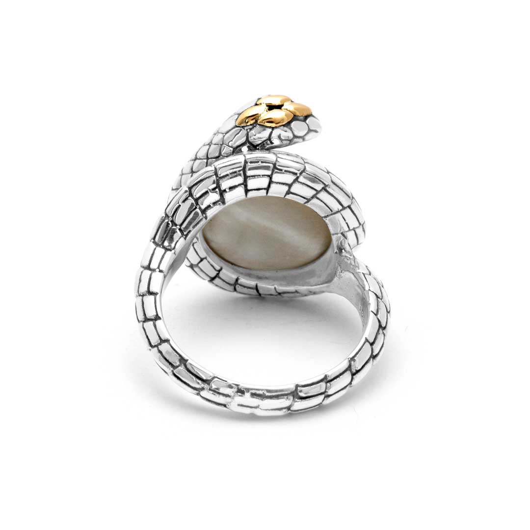 Anello White Cobra Balinesia, vista 3/4 frontale dall'alto su sfondo bianco, serpente chiuso a cerchio attorno a perla mabé rotonda bianca con testa e dettaglio oro in argento 925 ossidato