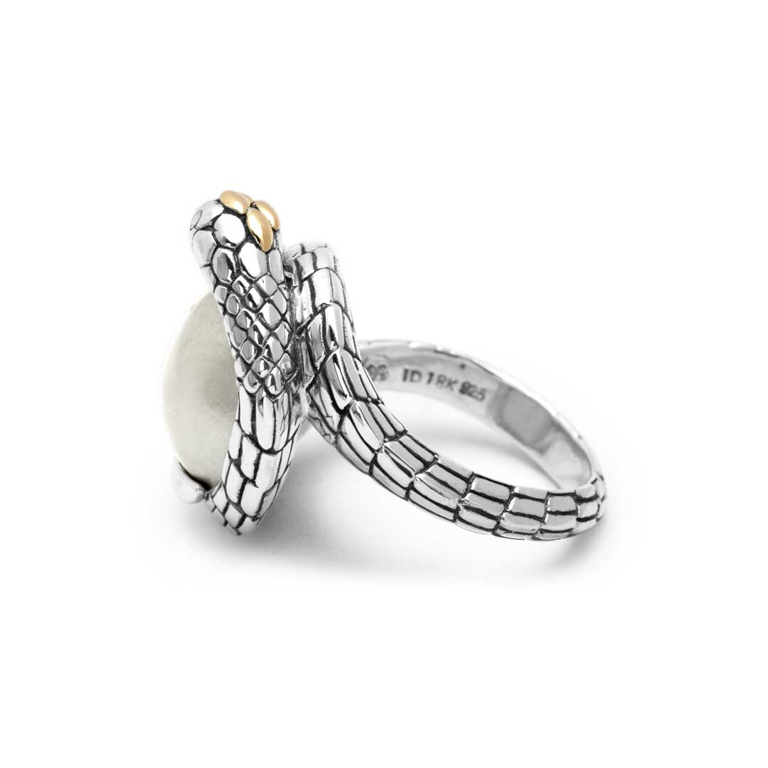 Anello White Cobra Collezione Black Mamba Balinesia, vista 3/4 laterale su sfondo bianco, serpente in argento 925 ossidato avvolge grande perla mabé bianca con dettaglio in oro sulla testa