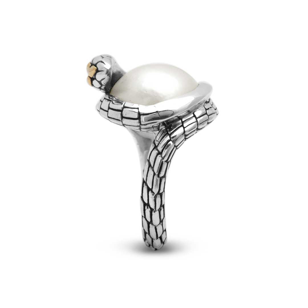 Anello White Cobra Balinesia, vista laterale su sfondo bianco, profilo fascia a scaglie in argento 925 ossidato con perla mabé bianca luminosa emergente e testa serpente con oro in alto