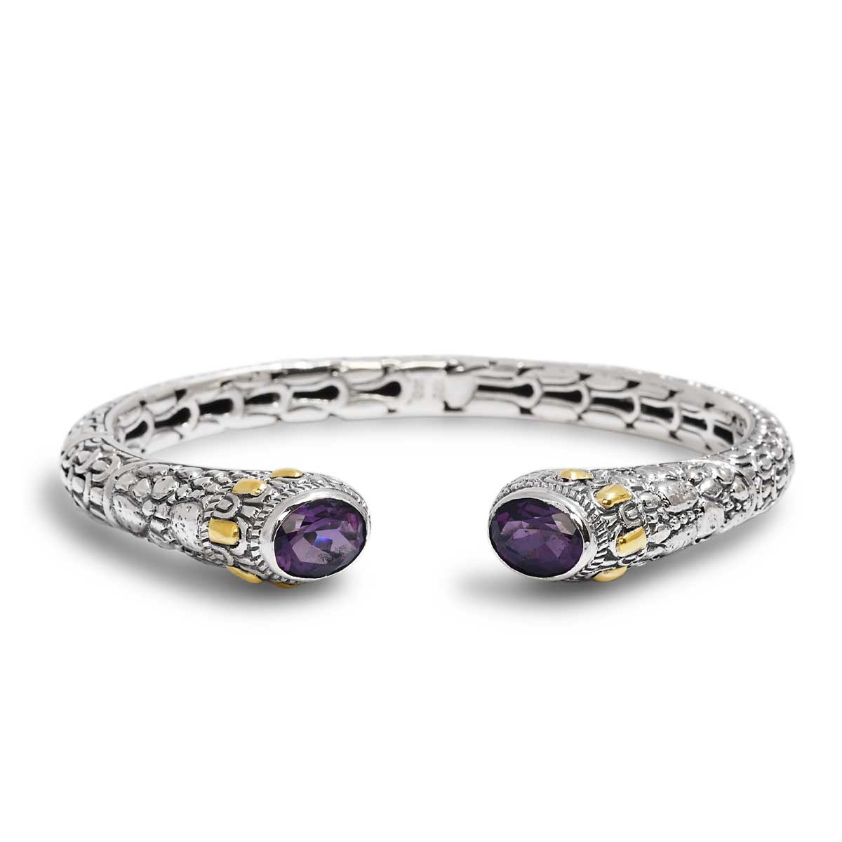 Bangle Naga Ametista in argento 925 ossidato e oro 18K, vista frontale su sfondo bianco, due ametiste ovali viola in castone milgrain e struttura traforata Sisik Naga – Balinesia