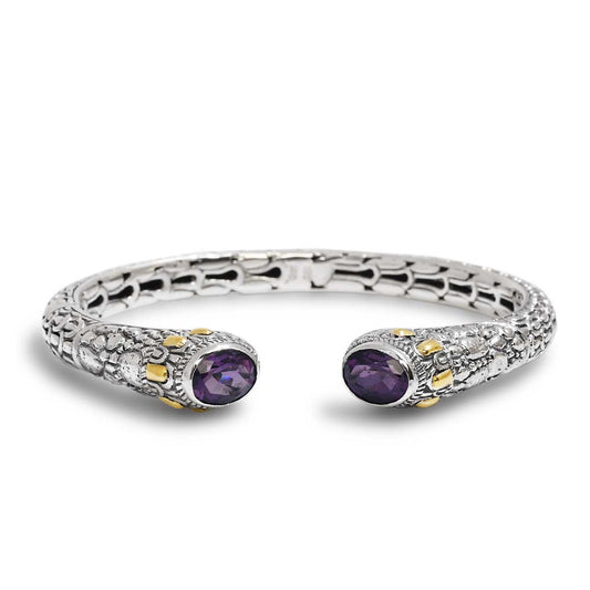 Bangle Naga Ametista in argento 925 ossidato e oro 18K, vista frontale su sfondo bianco, due ametiste ovali viola in castone milgrain e struttura traforata Sisik Naga – Balinesia