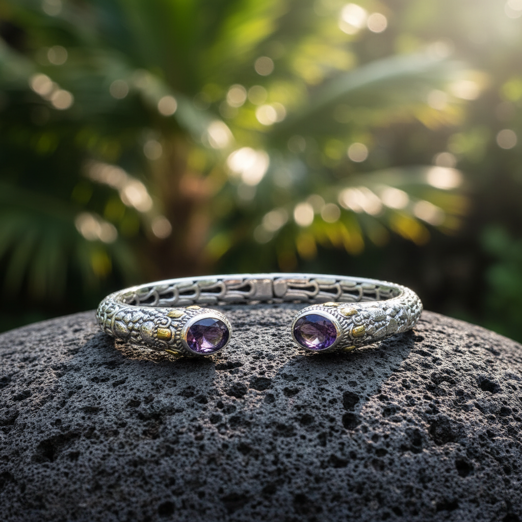 Bangle Naga Ametista in argento 925 ossidato posato su pietra lavica nella foresta tropicale di Bali, due ametiste ovali viola e accenti oro 18K – Balinesia