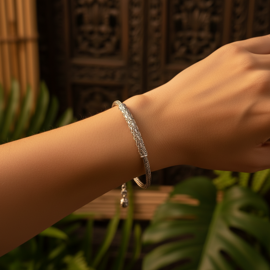 Bracciale Naga Tulang indossato al polso in ambiente c — barra Sisik Naga in primo piano, Collezione Sisik Naga, Balinesia